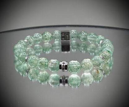 HOA гривна от зелен авантюрин клас AAA+ с естествени полирани мъниста и метални акценти, ръчно изработена с луксозен дизайн и мек зелен блясък за баланс, късмет и изобилие.