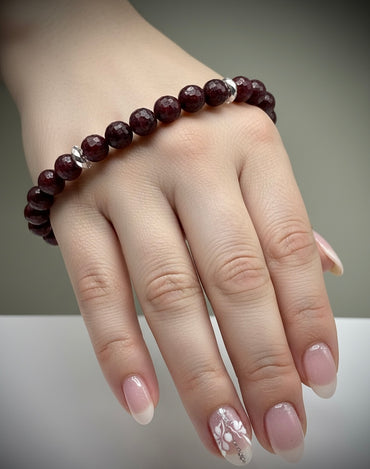 Гривна HOA „Рубин“ от естествени камъни, ръчно изработена. Висок клас рубин в силен и луксозен стил.