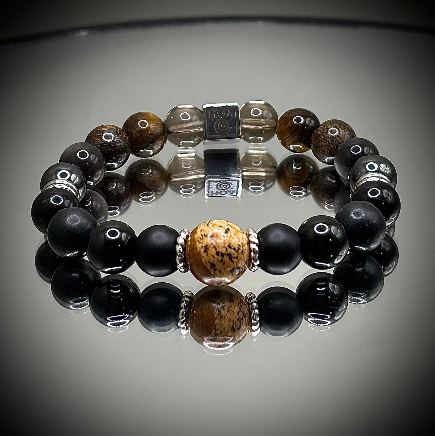 Гривна HOA „Земна Звезда“ от естествени камъни, ръчно изработена. Оникс, опушен кварц и турмалин в силна композиция за стабилност и заземяване.