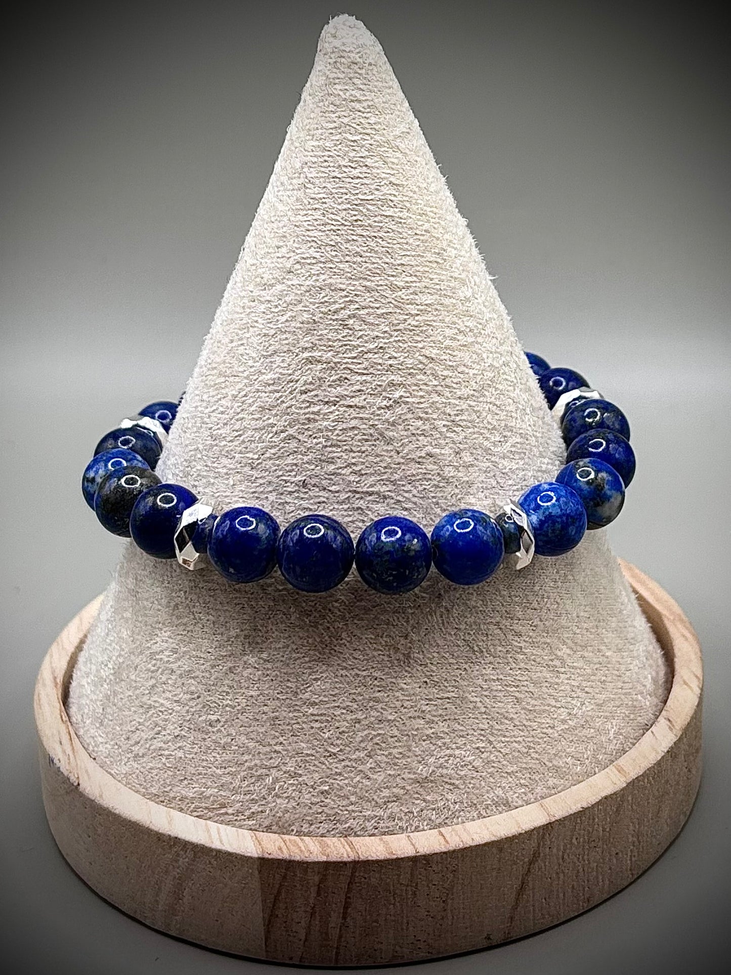 Луксозна дамска гривна от кралски син лапис лазули със златни пиритни нишки, първокласно бижу от естествени полускъпоценни камъни