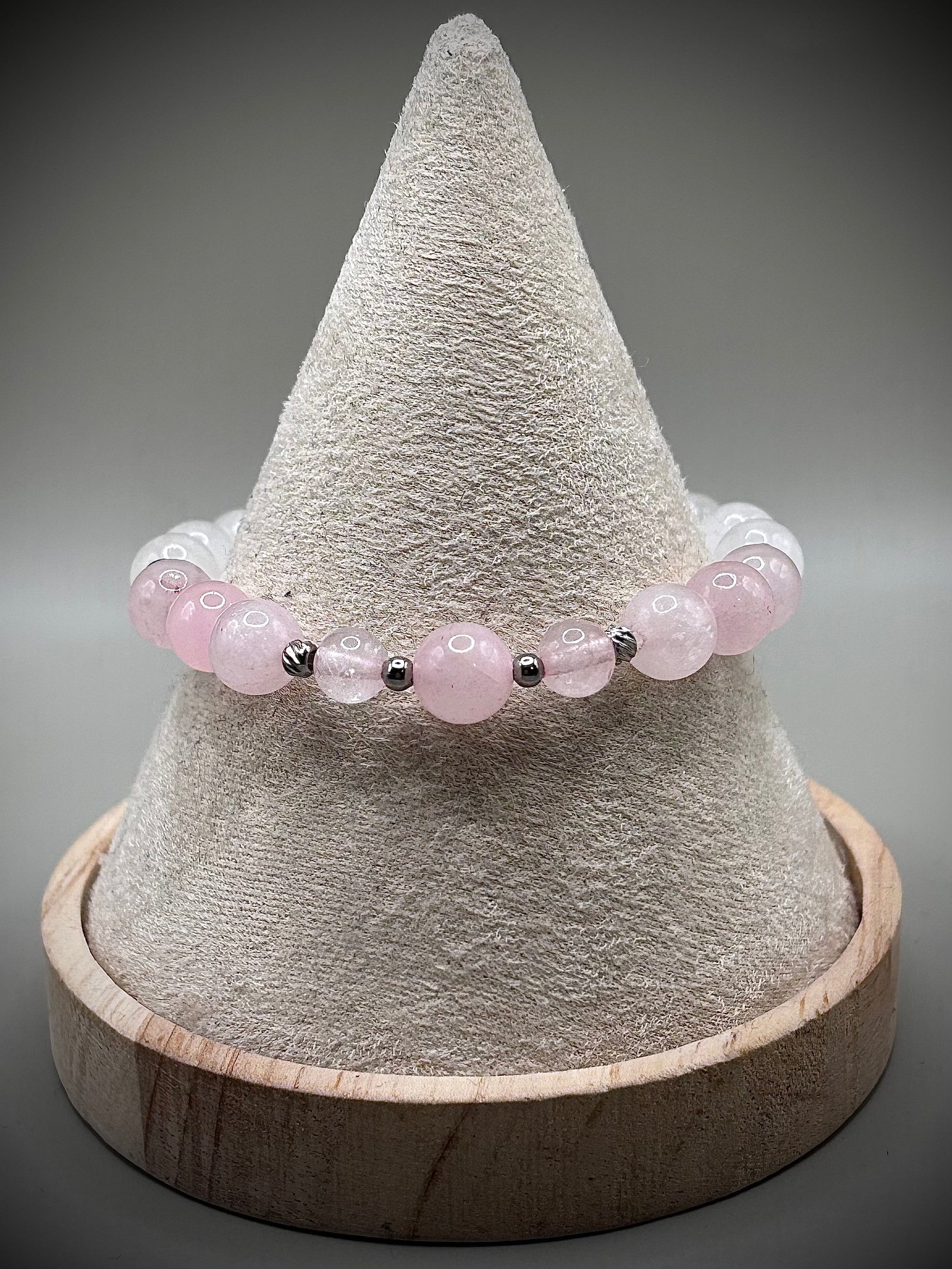 Гривна HOA „Лунна Роза“ от естествени камъни, ръчно изработена. Розов кварц и лунен камък в нежна и елегантна композиция.