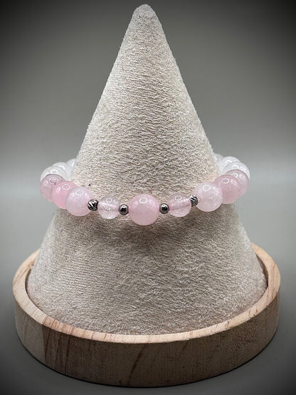 Гривна HOA „Лунна Роза“ от естествени камъни, ръчно изработена. Розов кварц и лунен камък в нежна и елегантна композиция.