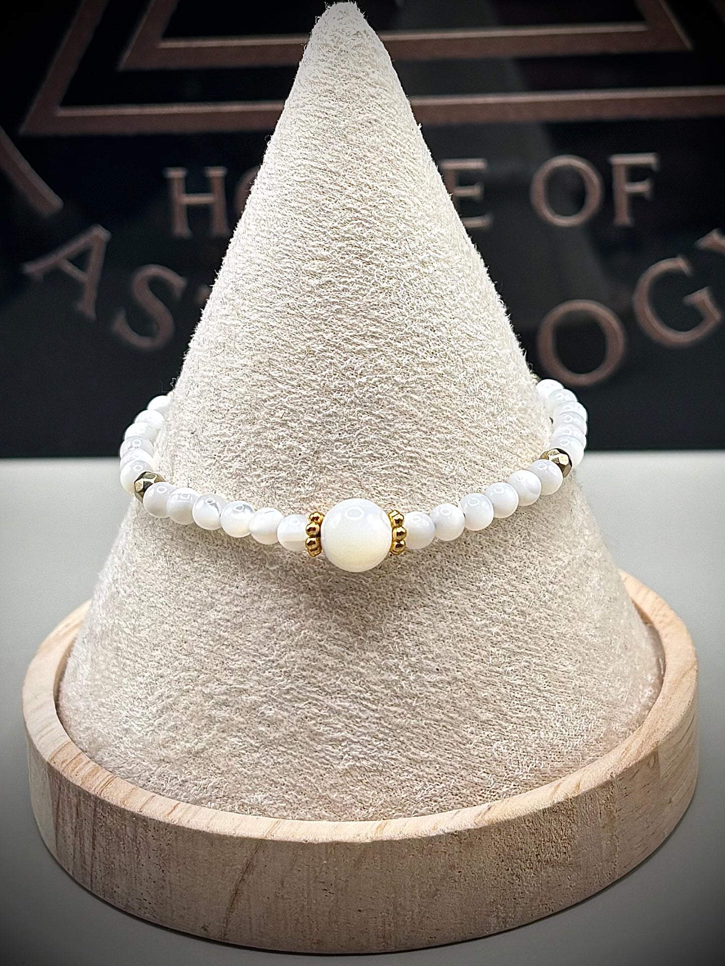 Луксозна дамска гривна от естествен Седеф със златни детайли. Ръчно изработен артефакт от колекция Lemurian Bloodline на House of Astrology.