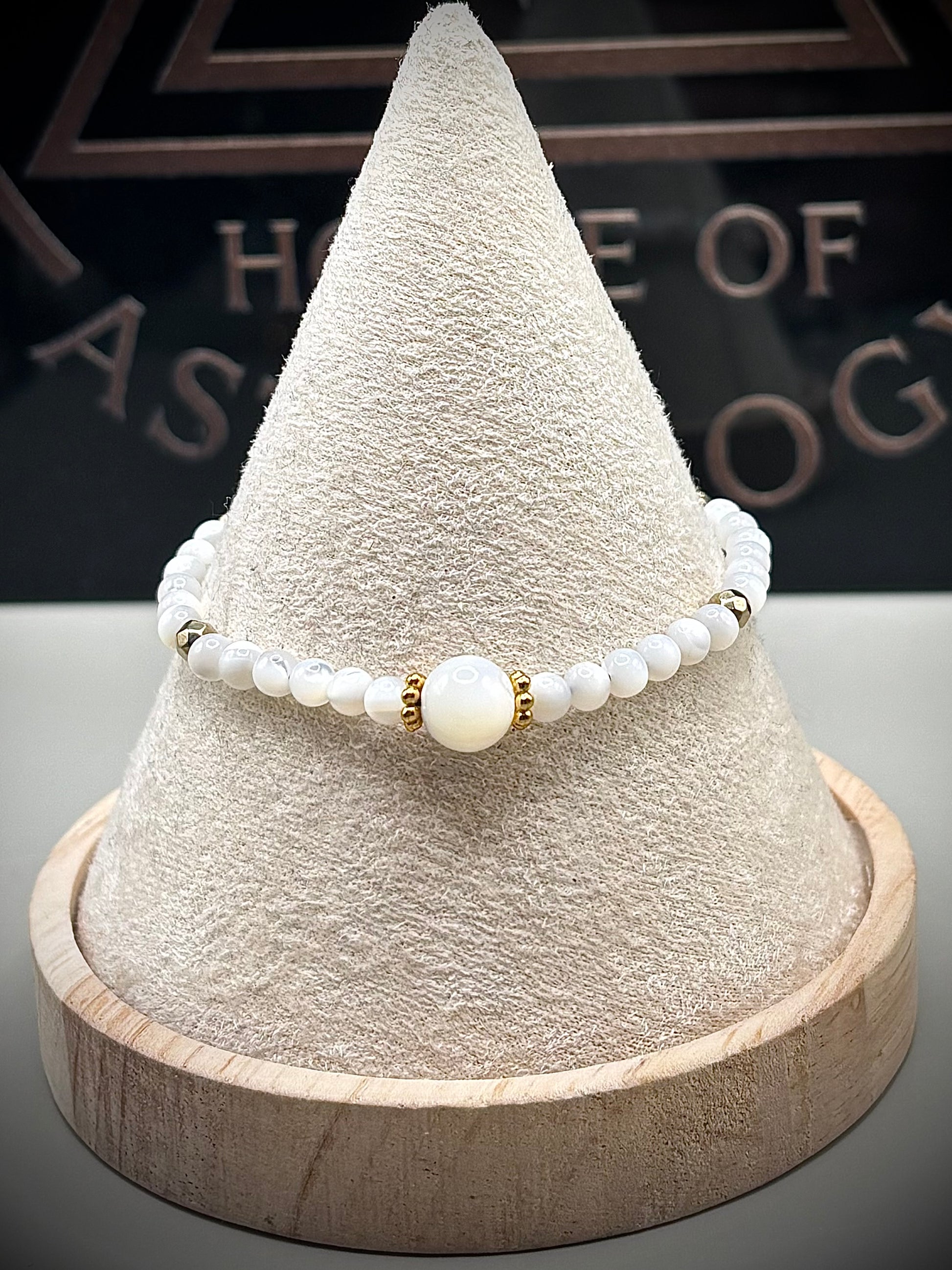 Луксозна дамска гривна от естествен Седеф със златни детайли. Ръчно изработен артефакт от колекция Lemurian Bloodline на House of Astrology.