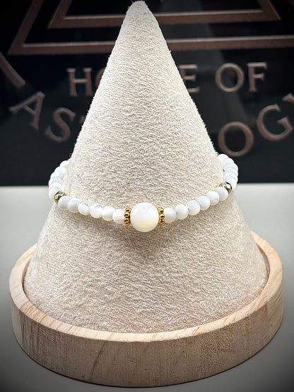 Луксозна дамска гривна от естествен Седеф със златни детайли. Ръчно изработен артефакт от колекция Lemurian Bloodline на House of Astrology.