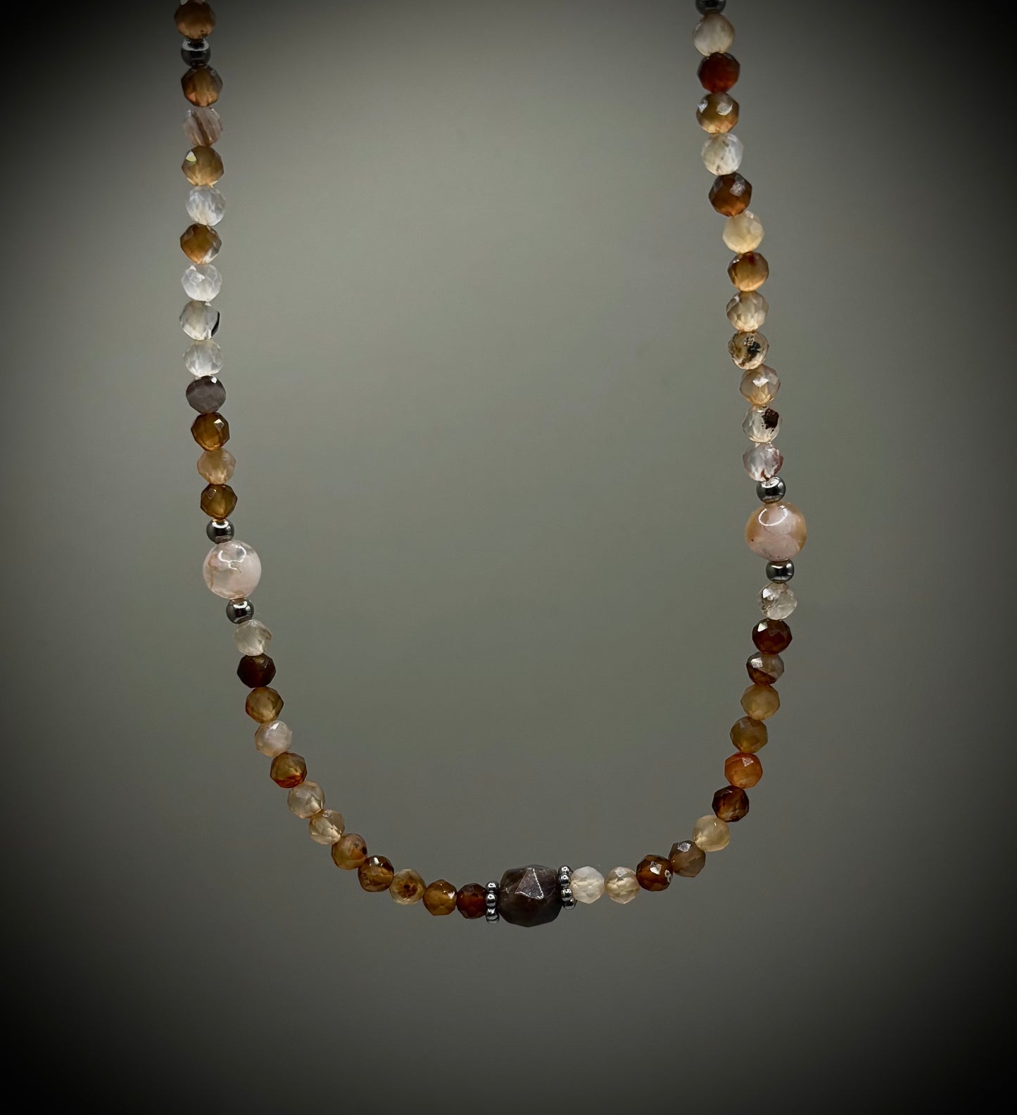 HOA Ахат & Лабрадорит: Пътят на Пазителя - дамско колие с фасетиран Ахат и централен кафяв Лабрадорит