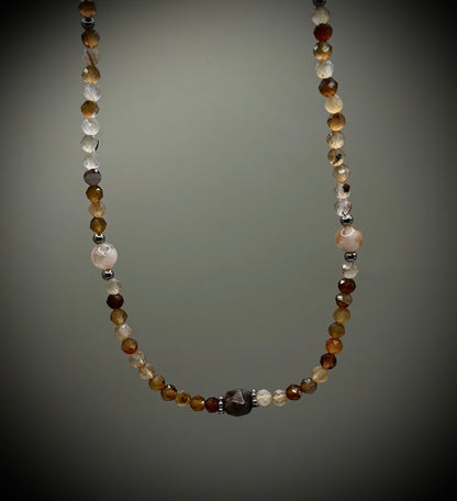 HOA Ахат & Лабрадорит: Пътят на Пазителя - дамско колие с фасетиран Ахат и централен кафяв Лабрадорит