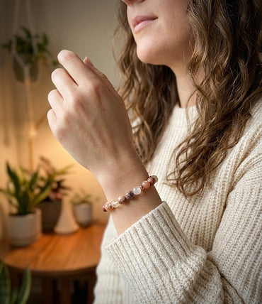 Гривна HOA „Вътрешно Слънце“ от естествени камъни, ръчно изработена. Леопардов яспис, цитрин и слънчев камък в топла и сияйна композиция.