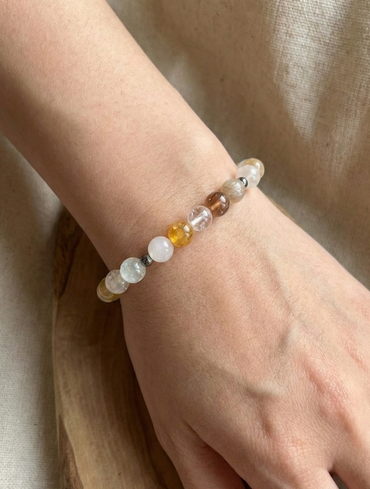 Гривна HOA „Топаз“ от естествени камъни, ръчно изработена. Висок клас топаз в чист и елегантен стил.