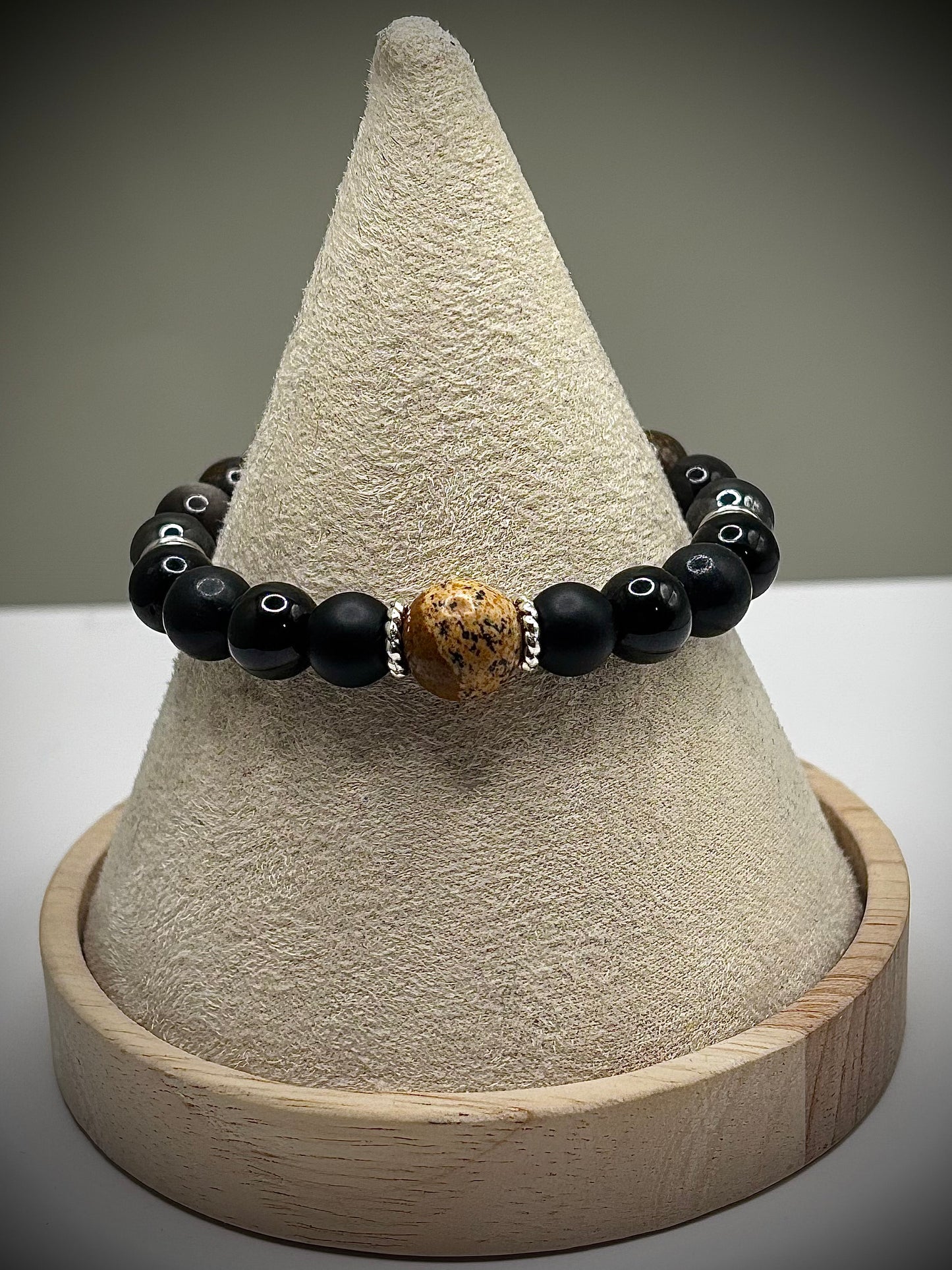 Гривна HOA „Земна Звезда“ от естествени камъни, ръчно изработена. Оникс, опушен кварц и турмалин в силна композиция за стабилност и заземяване.