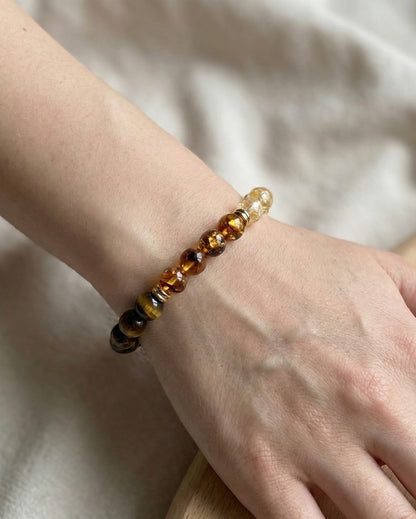 Гривна HOA „Трета Чакра“ от естествени камъни, ръчно изработена. Цитрин, пирит и тигрово око в енергична композиция за сила и увереност.