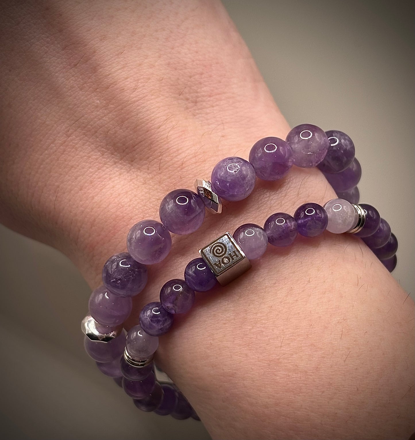 Дамска енергийна гривна от естествен лилав аметист, ръчно изработена с гладки полирани мъниста, подходяща за подарък и медитация.
