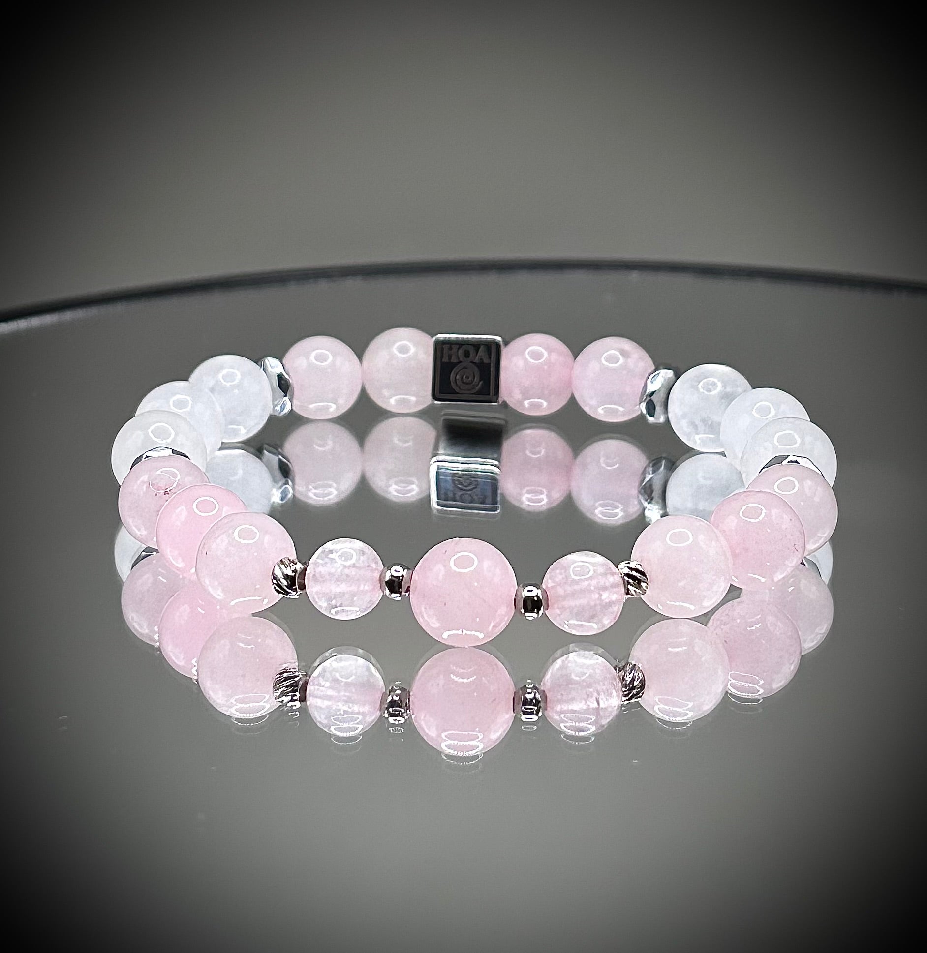 Гривна HOA „Лунна Роза“ от естествени камъни, ръчно изработена. Розов кварц и лунен камък в нежна и елегантна композиция.