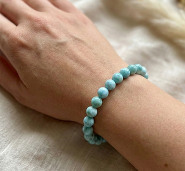 Гривна HOA „Ларимар“ от естествени камъни, ръчно изработена. Висок клас ларимар в светъл и изчистен дизайн.