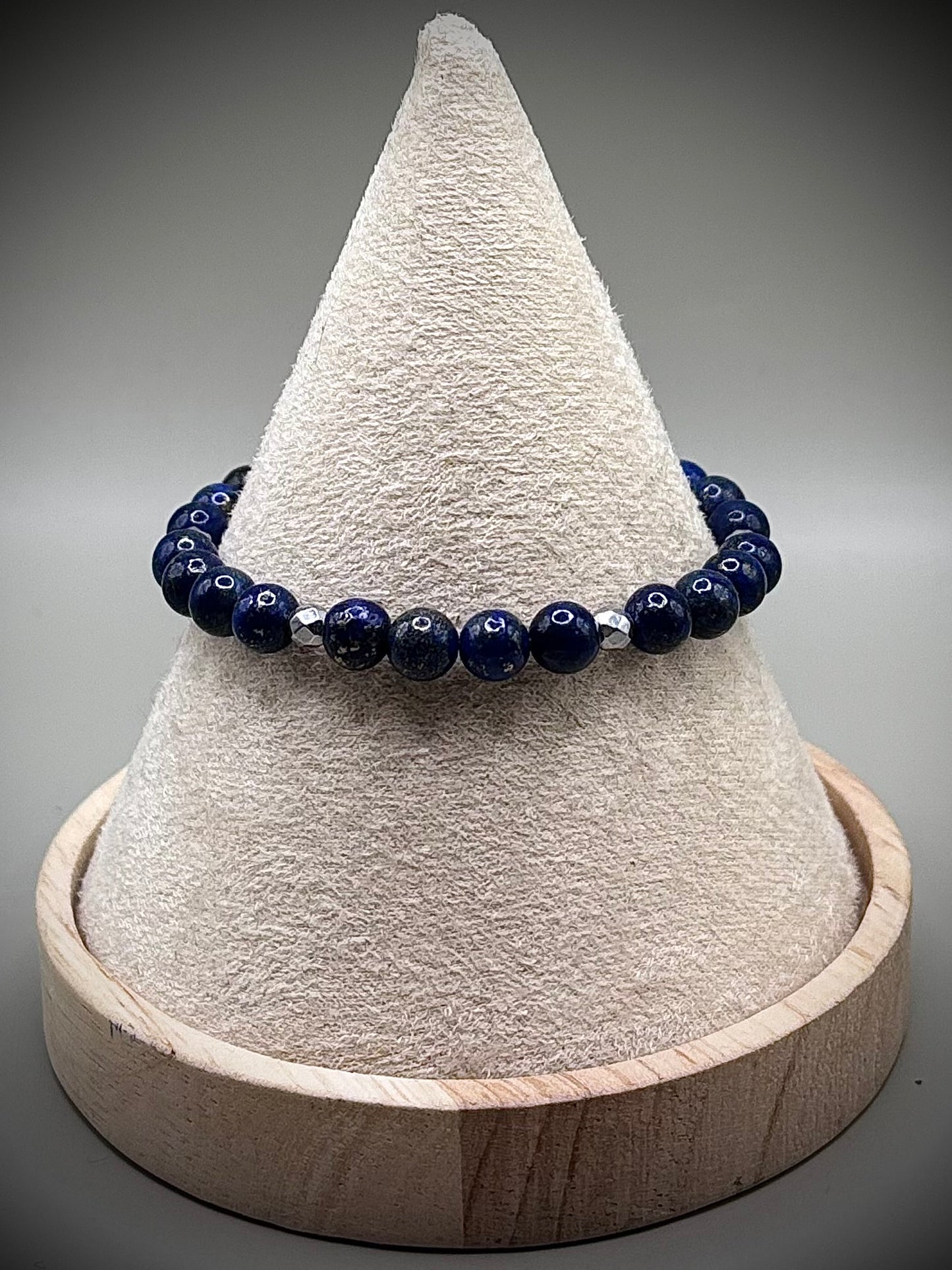 Луксозна дамска гривна от кралски син лапис лазули със златни пиритни нишки, първокласно бижу от естествени полускъпоценни камъни