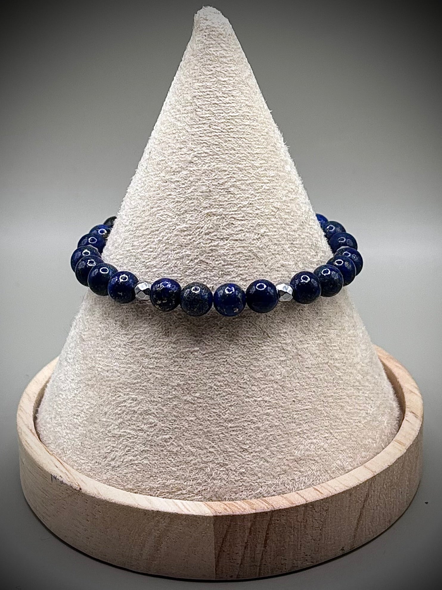 Луксозна дамска гривна от кралски син лапис лазули със златни пиритни нишки, първокласно бижу от естествени полускъпоценни камъни