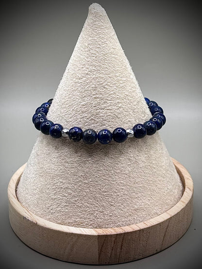 Луксозна дамска гривна от кралски син лапис лазули със златни пиритни нишки, първокласно бижу от естествени полускъпоценни камъни