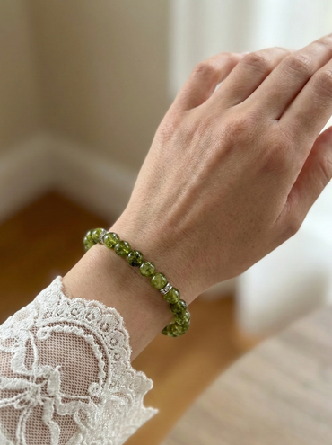 Гривна HOA „Перидот“ от естествени камъни, ръчно изработена. Висок клас перидот в свеж и светъл стил.