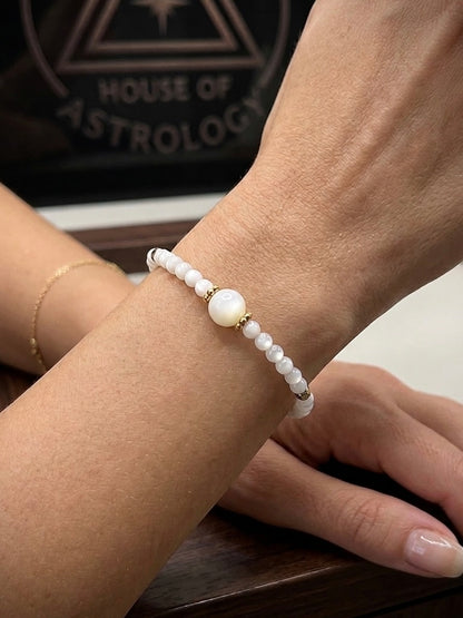 Луксозна дамска гривна от естествен Седеф със златни детайли. Ръчно изработен артефакт от колекция Lemurian Bloodline на House of Astrology.