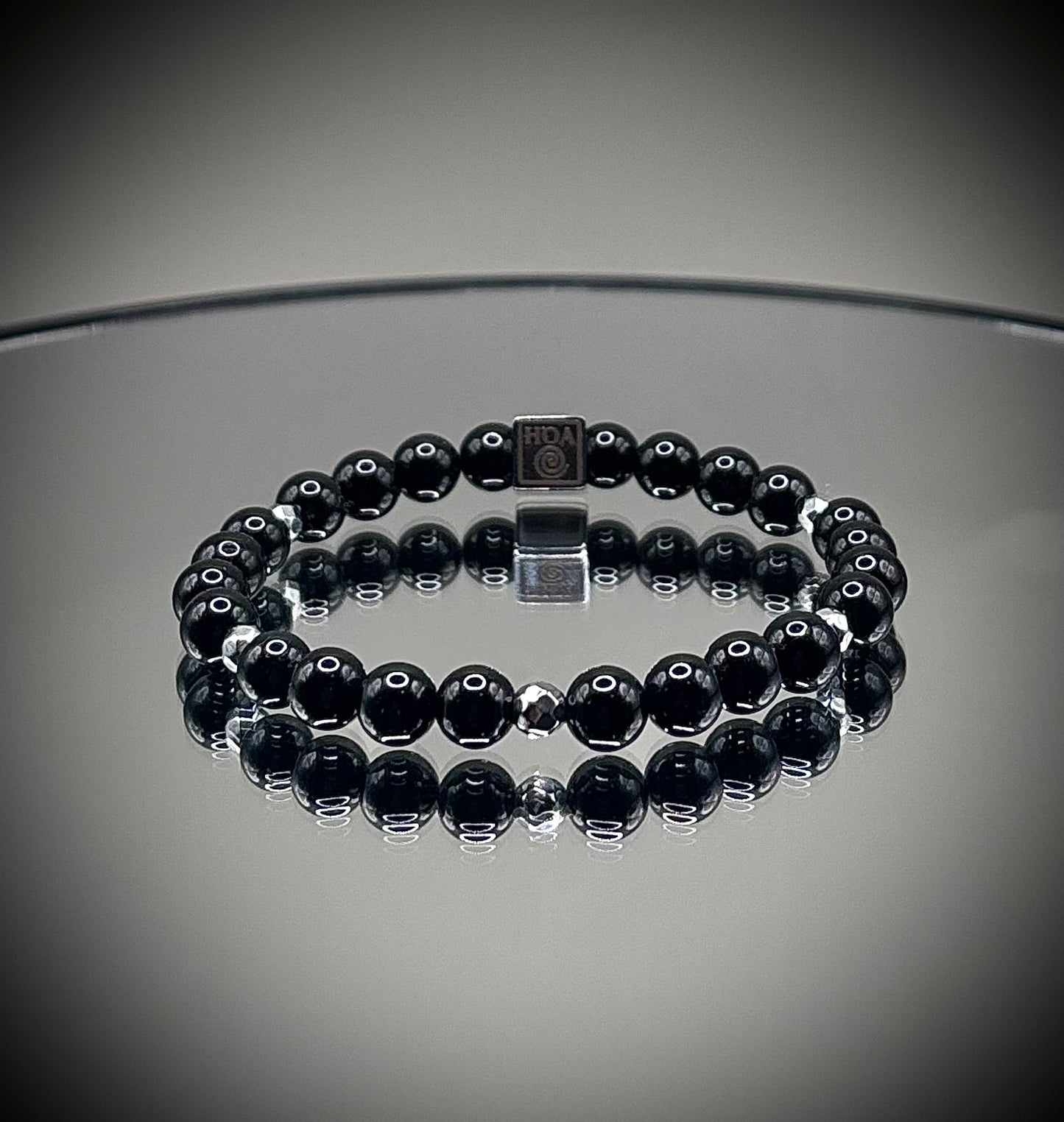 Мощна защитна гривна от плътен черен турмалин, ръчно нанизана с тъмни кристали за изчистване на негативната енергия.