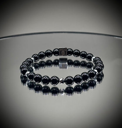 Мощна защитна гривна от плътен черен турмалин, ръчно нанизана с тъмни кристали за изчистване на негативната енергия.