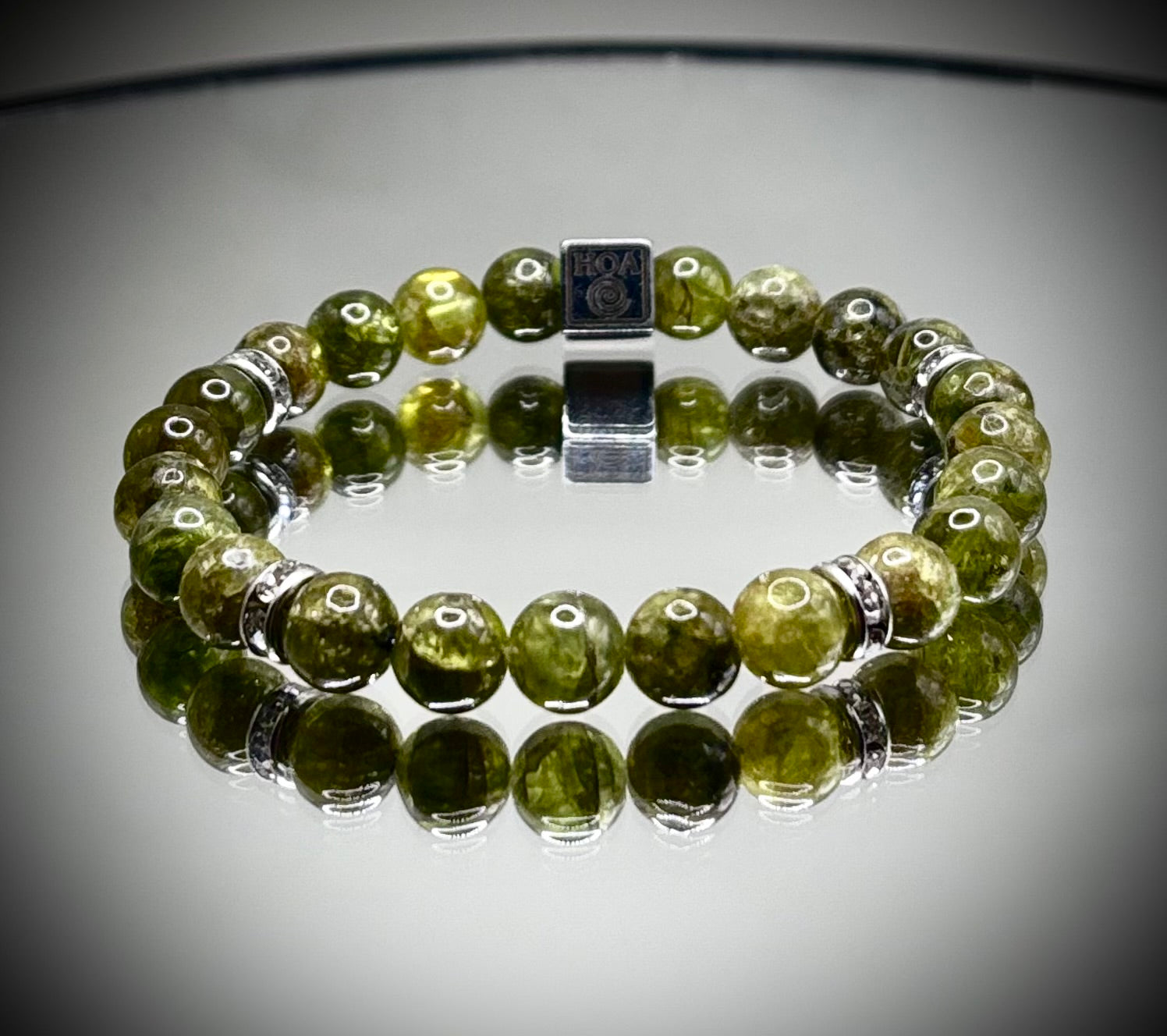 Гривна HOA „Перидот“ от естествени камъни, ръчно изработена. Висок клас перидот в свеж и светъл стил.