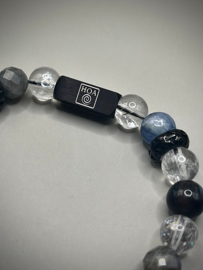 Луксозно енергийно бижу, мъжка гривна от естествени кристали – Кианит, Лемурийски кристал, Астрофилит, Лабрадорит. Ексклузивна колекция Лемурия на House of Astrology.