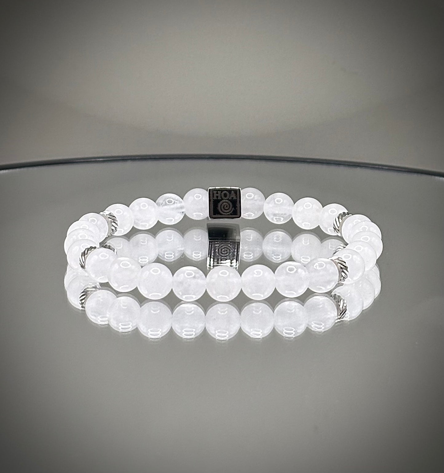 Фина дамска гривна от истински лунен камък с характерен мистичен синкав блясък, перфектен нежен аксесоар от естествени минерали.