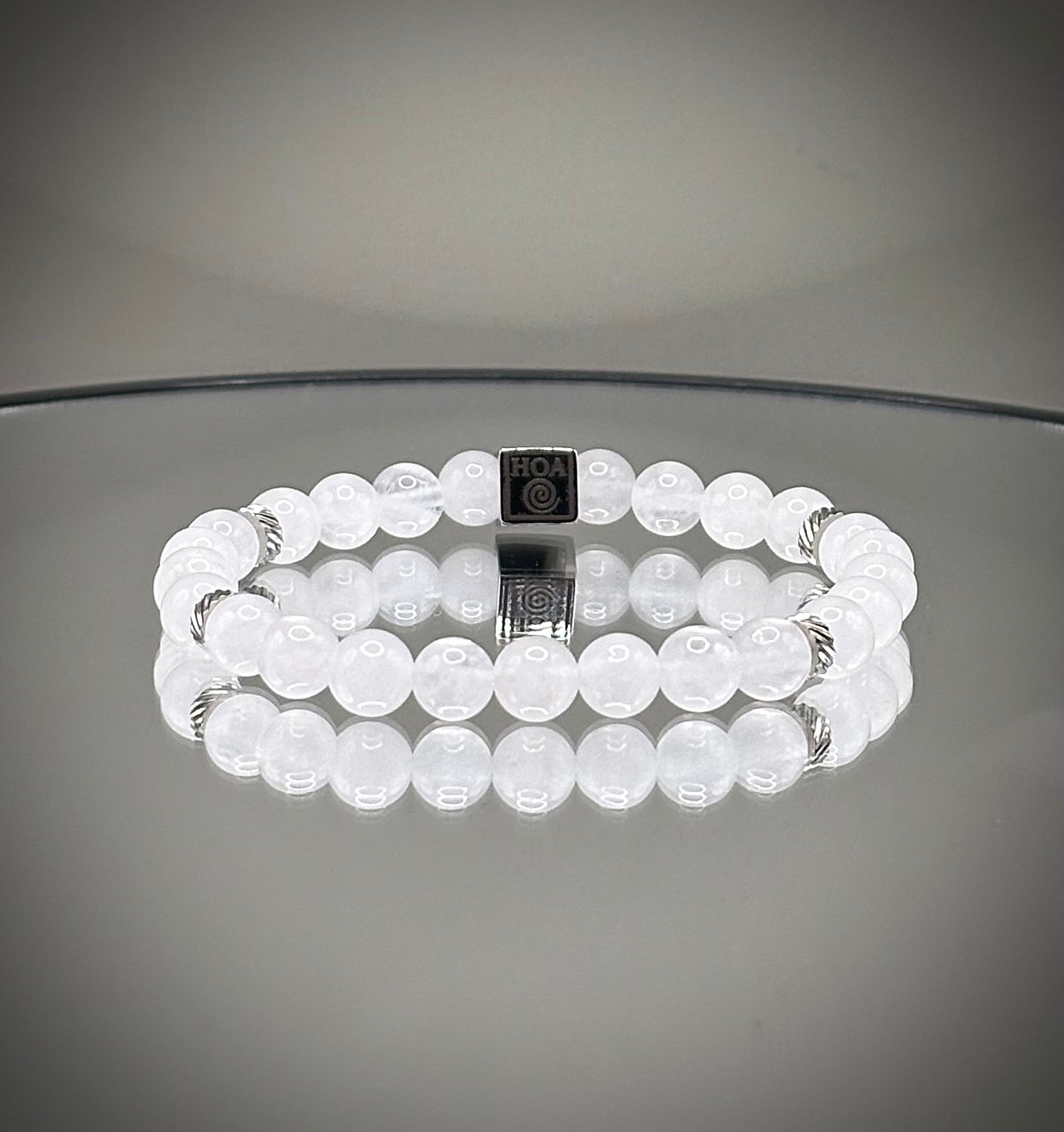 Фина дамска гривна от истински лунен камък с характерен мистичен синкав блясък, перфектен нежен аксесоар от естествени минерали.