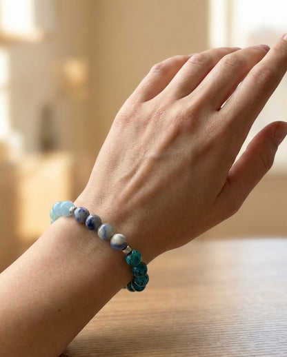 Гривна HOA „Пета Чакра“ от естествени камъни, ръчно изработена. Амазонит, аквамарин и апатит в хармонична композиция за изразяване и яснота.