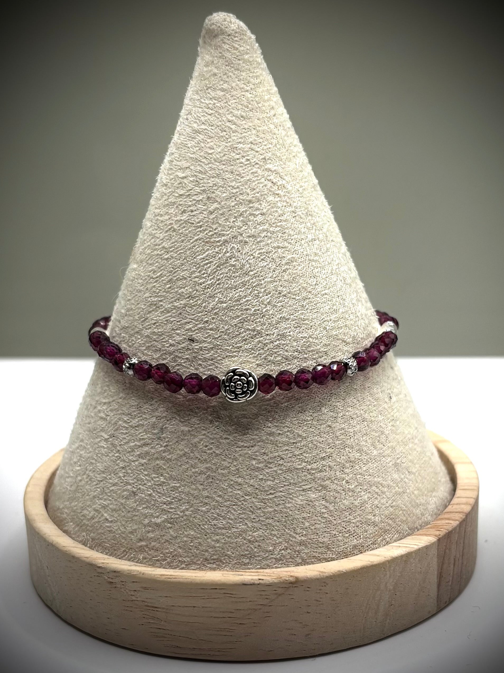 Ръчно изработена гривна от естествен гранат с фасетирани мъниста и метален елемент, елегантно бижу в тъмен стил с дълбок червен цвят