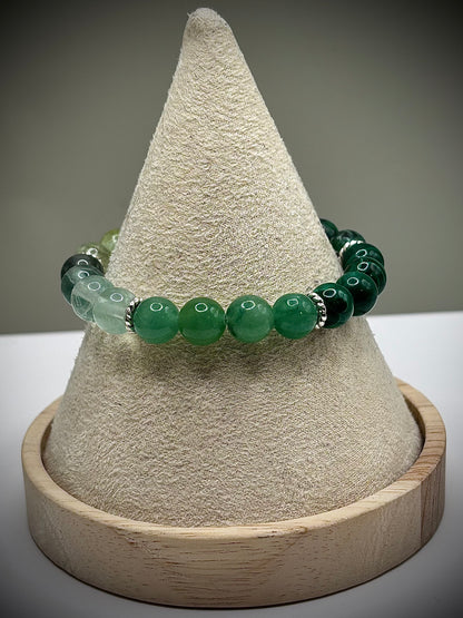 Гривна HOA „Четвърта Чакра“ от естествени камъни, ръчно изработена. Авантюрин, малахит и зелен флуорит в хармонична композиция за сърце и баланс.