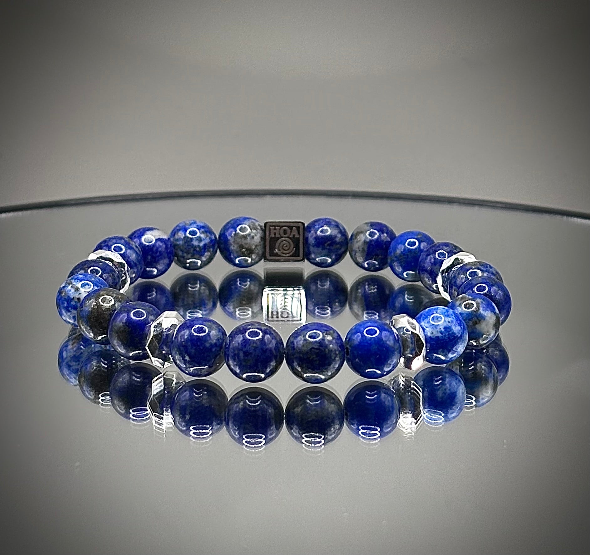 Луксозна дамска гривна от кралски син лапис лазули със златни пиритни нишки, първокласно бижу от естествени полускъпоценни камъни