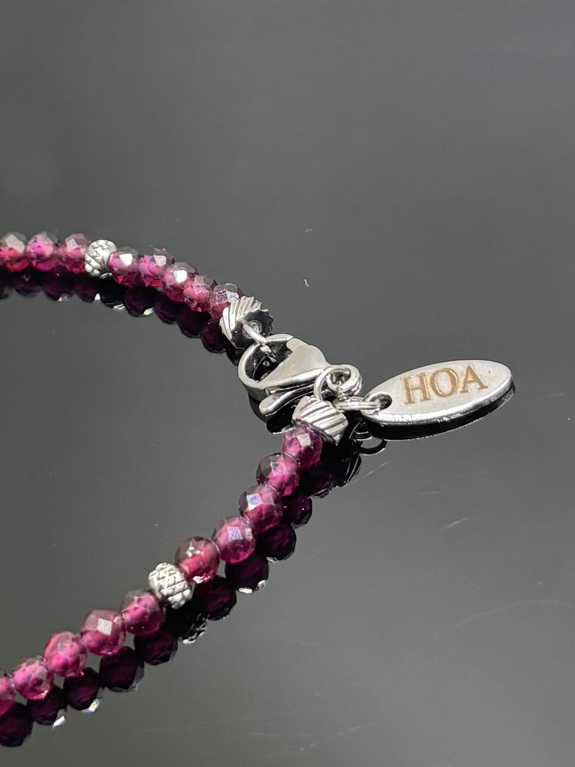 Ръчно изработена гривна от естествен гранат с фасетирани мъниста и метален елемент, елегантно бижу в тъмен стил с дълбок червен цвят