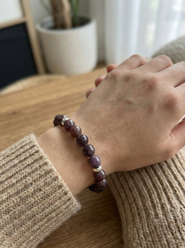 Гривна HOA „Лепидолит“ от естествени камъни, ръчно изработена. Висок клас лепидолит в нежен и елегантен дизайн.