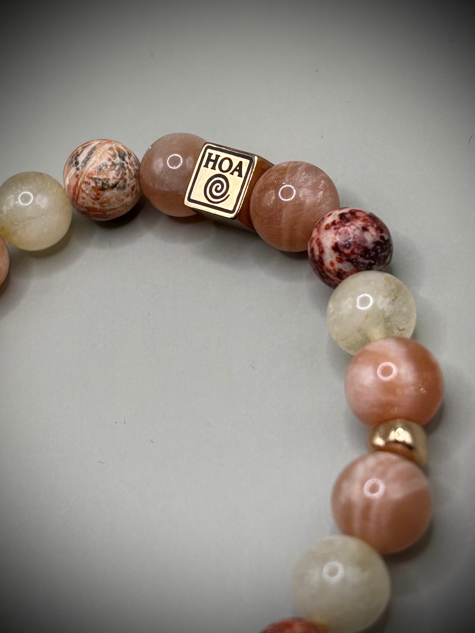 Гривна HOA „Вътрешно Слънце“ от естествени камъни, ръчно изработена. Леопардов яспис, цитрин и слънчев камък в топла и сияйна композиция.