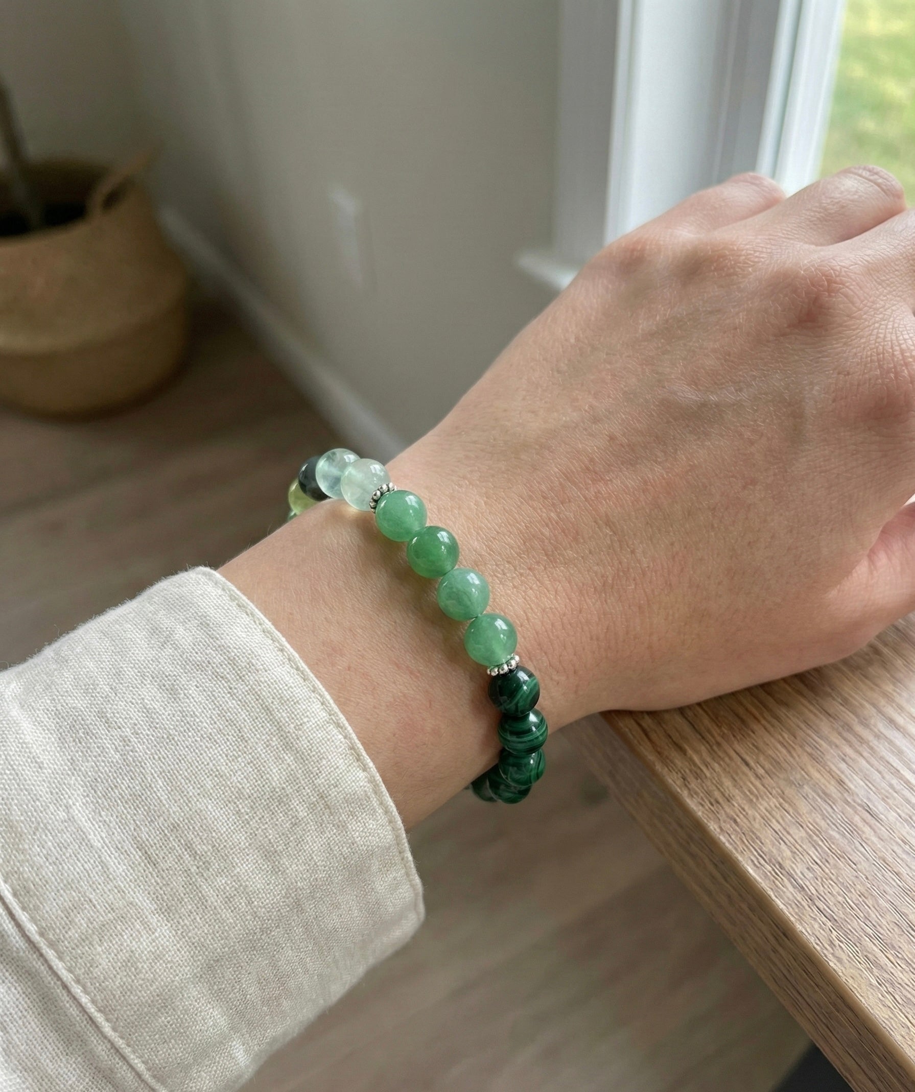 Гривна HOA „Четвърта Чакра“ от естествени камъни, ръчно изработена. Авантюрин, малахит и зелен флуорит в хармонична композиция за сърце и баланс.