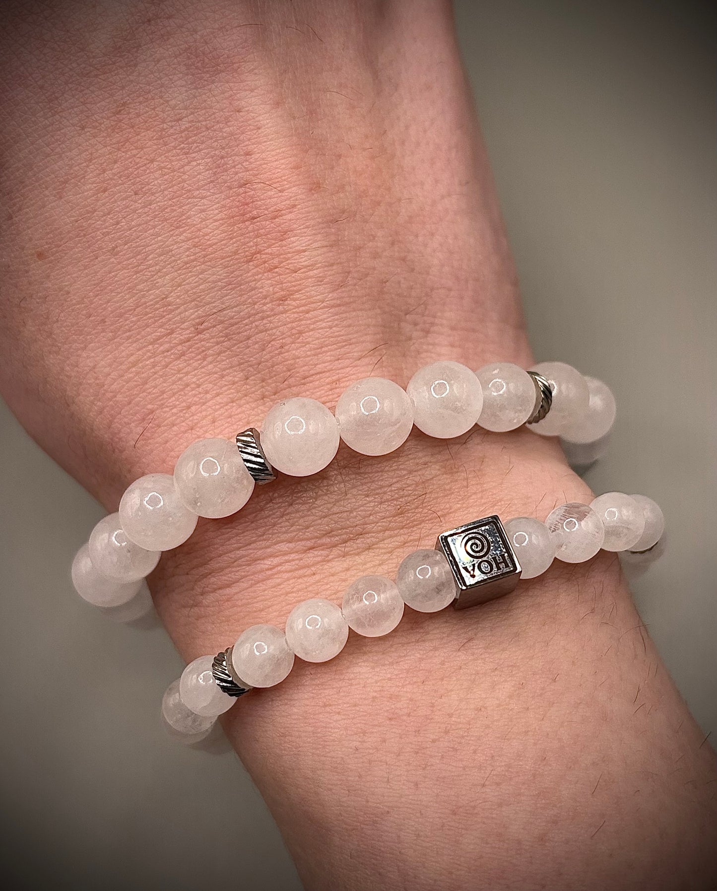 Фина дамска гривна от истински лунен камък с характерен мистичен синкав блясък, перфектен нежен аксесоар от естествени минерали.