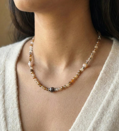 HOA Ахат & Лабрадорит: Пътят на Пазителя - дамско колие с фасетиран Ахат и централен кафяв Лабрадорит