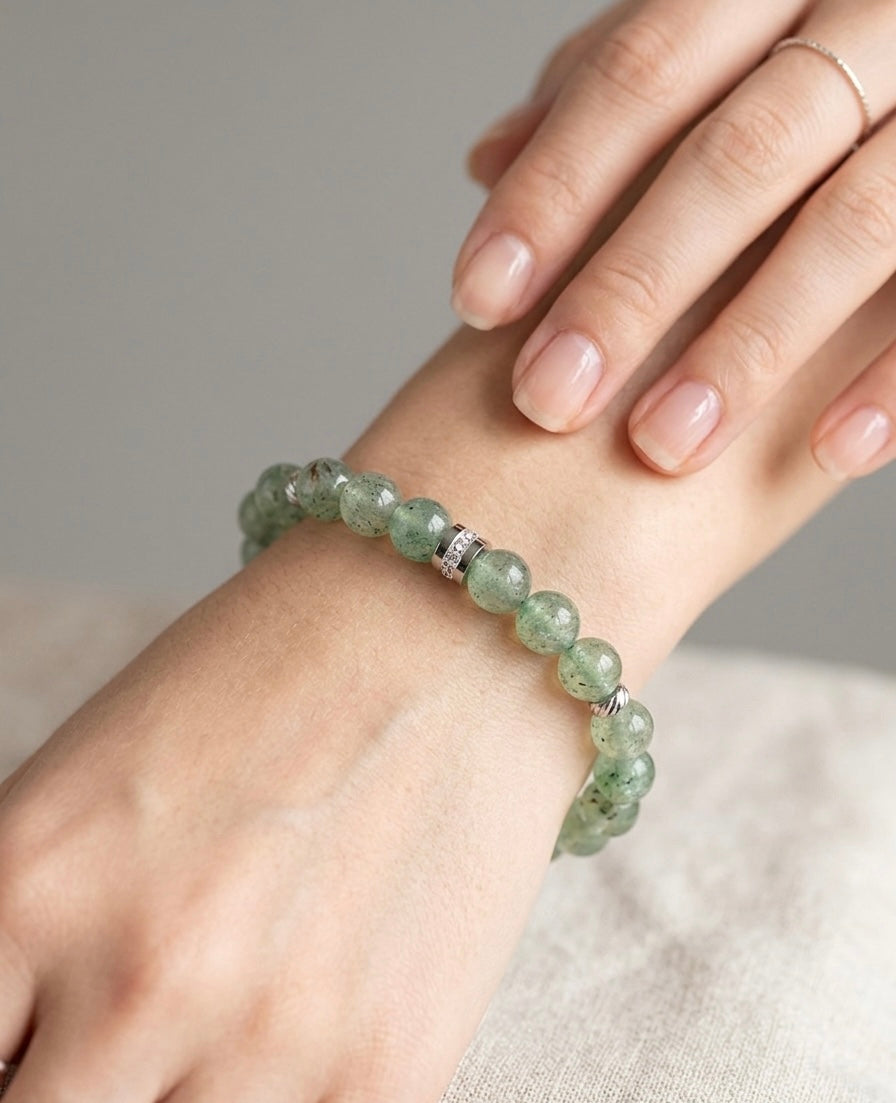 HOA гривна от зелен авантюрин клас AAA+ с естествени полирани мъниста и метални акценти, ръчно изработена с луксозен дизайн и мек зелен блясък за баланс, късмет и изобилие.