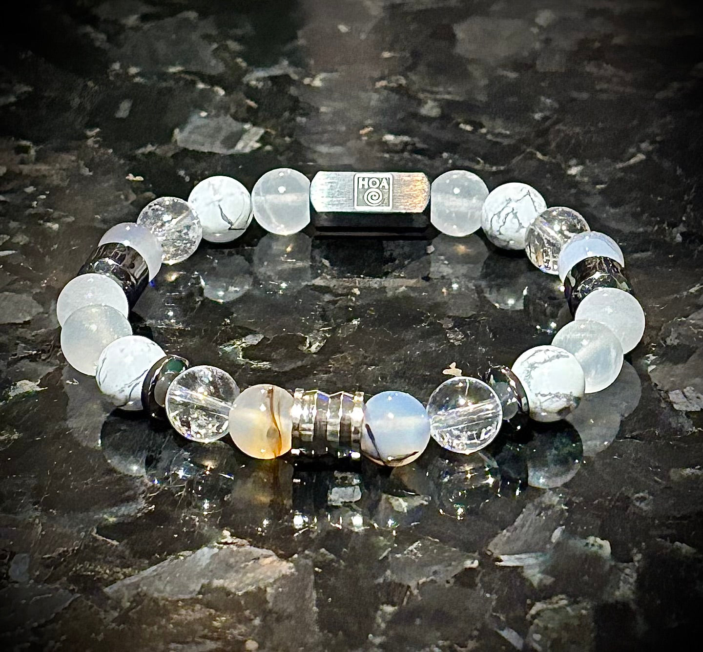 Мъжка гривна от естествени камъни – ахат, планински кристал, селенит, лунен камък и хаулит, ръчно изработена от House of Astrology. Артефакт за чистота, висше съзнание и енергийно пречистване.