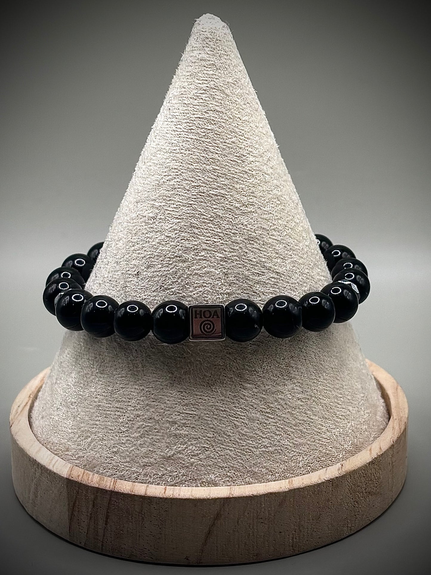 Мощна защитна гривна от плътен черен турмалин, ръчно нанизана с тъмни кристали за изчистване на негативната енергия.