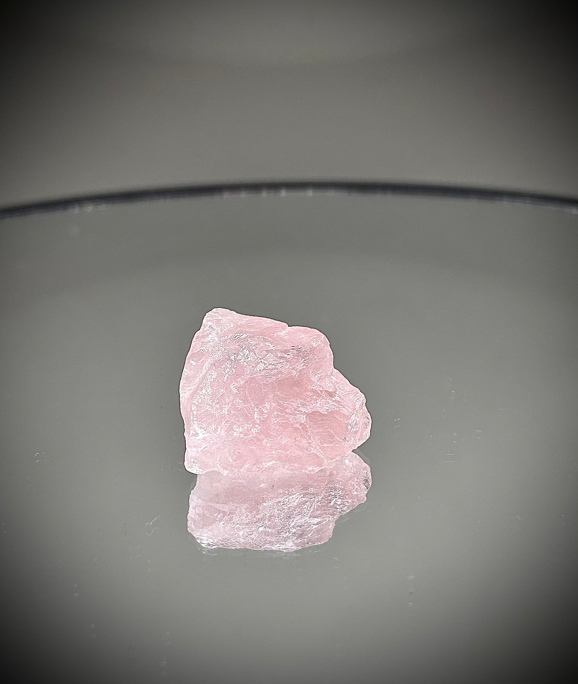 Лимитирана подаръчна кутия HOA от естествени камъни, ръчно изработена. Комплект с розов кварц – колие, гривна и кристал в луксозна композиция.