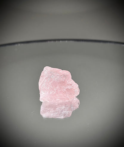 Лимитирана подаръчна кутия HOA от естествени камъни, ръчно изработена. Комплект с розов кварц – колие, гривна и кристал в луксозна композиция.