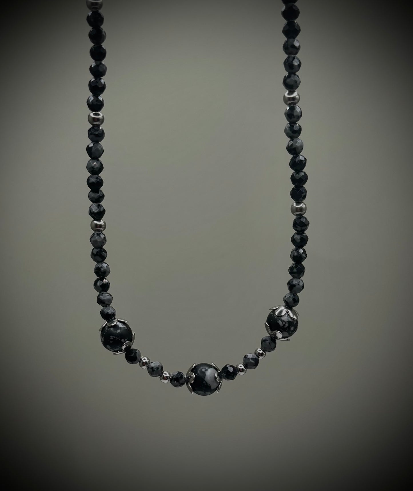 HOA Снежен обсидиан: Галактически Поток - дамско колие с фасетиран Снежен обсидиан