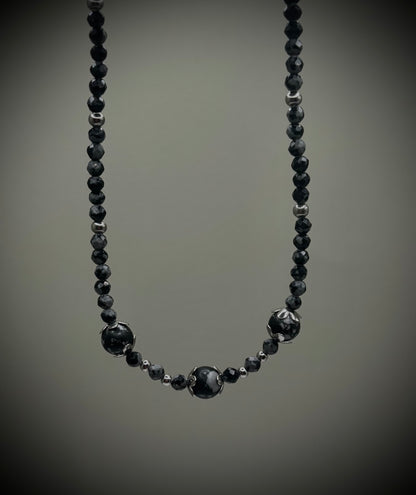 HOA Снежен обсидиан: Галактически Поток - дамско колие с фасетиран Снежен обсидиан