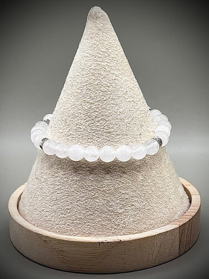 Фина дамска гривна от истински лунен камък с характерен мистичен синкав блясък, перфектен нежен аксесоар от естествени минерали.