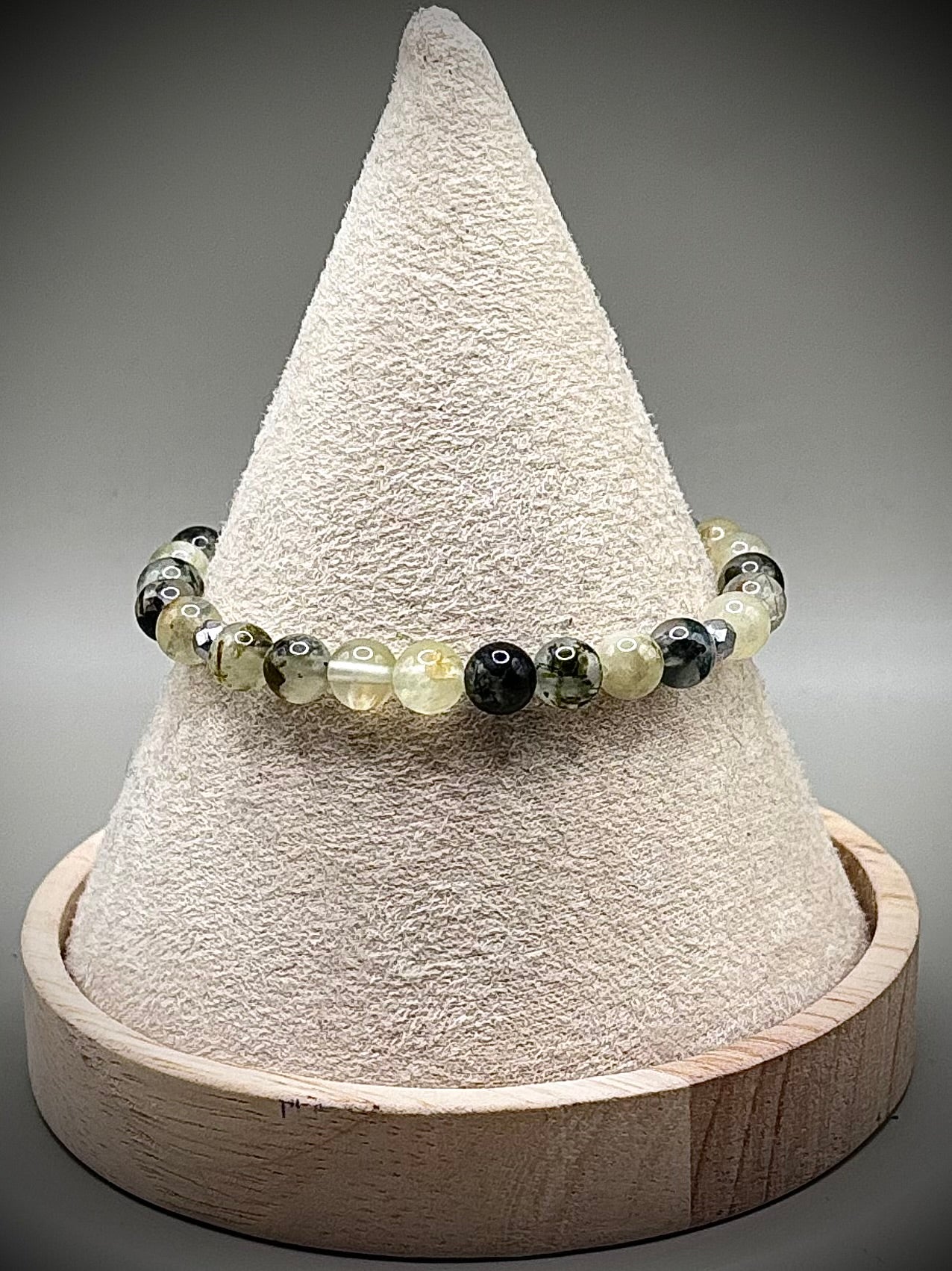 Оригинална бутикова гривна от естествен светлозелен пренит с полупрозрачна текстура, уникално ръчно изработено бижу за ценители.