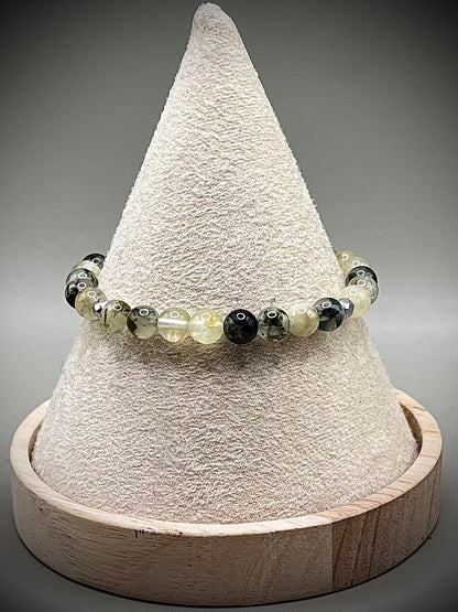 Оригинална бутикова гривна от естествен светлозелен пренит с полупрозрачна текстура, уникално ръчно изработено бижу за ценители.