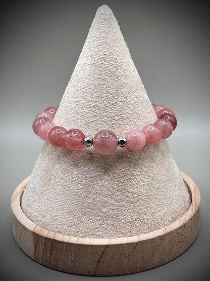 Гривна HOA „Ягодов кварц“ от естествени камъни, ръчно изработена. Ягодов кварц в изчистен и елегантен дизайн.